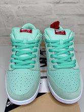 Load image into Gallery viewer, Nike SB Dunk Low Medium Mint Gym Red (2012) - 8M
