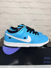 Load image into Gallery viewer, Nike SB Dunk Low Tokyo Blue Taxi (2006) (Preowned)
