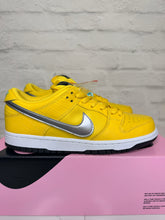 Load image into Gallery viewer, Nike SB Dunk Low Diamond Supply Co. Canary Diamond (Sample Friends and Family) (2018)
