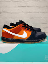 Load image into Gallery viewer, Nike SB Dunk Low Un-Raygun (2015) - 9M
