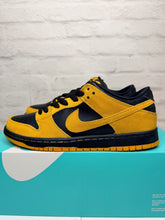 Load image into Gallery viewer, Nike SB Dunk Low lowa (2015) - 9M
