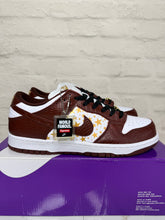 Load image into Gallery viewer, Nike SB Dunk Low Supreme Stars Barkroot Brown (2021)
