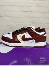 Load image into Gallery viewer, Nike SB Dunk Low Supreme Stars Barkroot Brown (2021)
